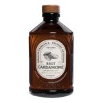 Front view of a 400 ml Bacanha Brut Cardamom Syrup bottle, isolated on a white background.