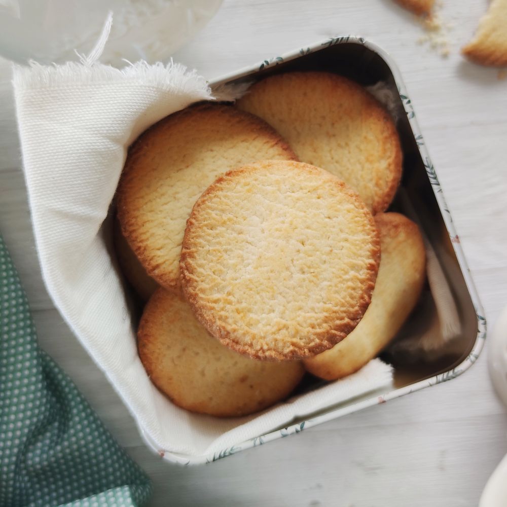 Biscuiterie de l'Abbaye Sablé d'Antan butter biscuits arranged in a lined tin
